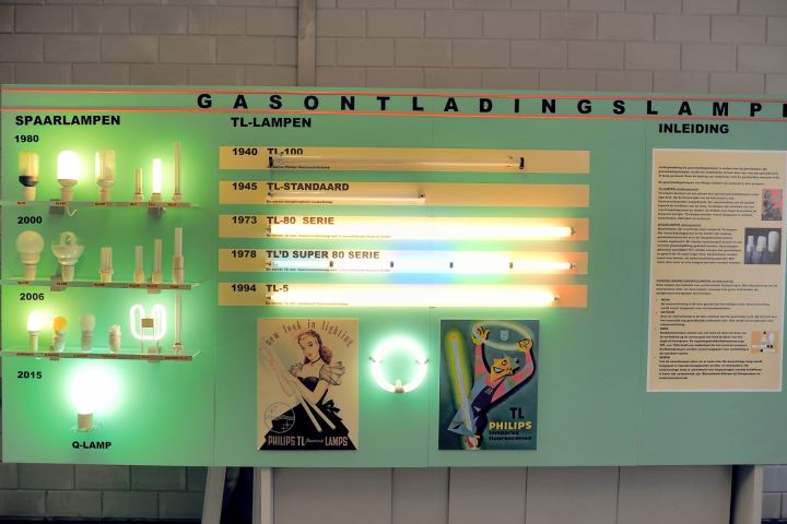 Philips Historische Producten museum Eindhoven (1/53)

Overview of the display of fluorescent lamps, linear and compact.


Keywords: Lamps