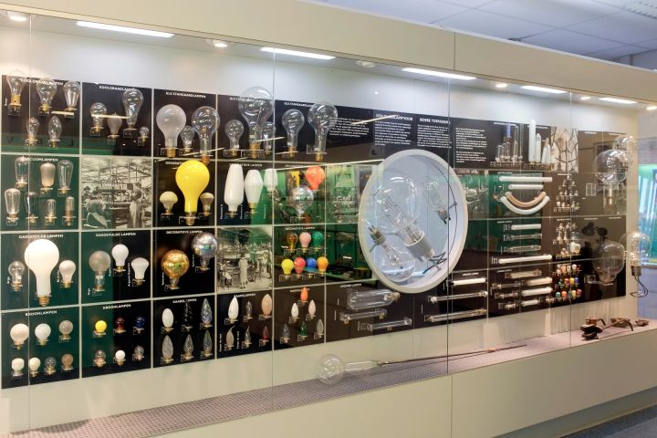 Philips Historische Producten museum Eindhoven (2/53)

General view of the large display of modern incandescent lamps.


Keywords: Lamps