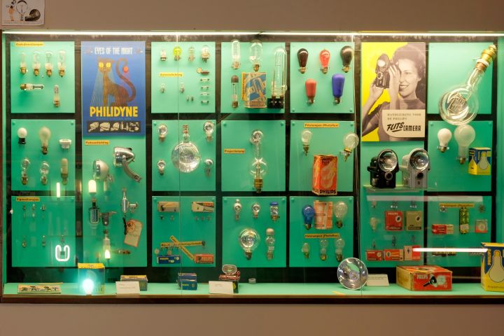 Philips Historische Producten museum Eindhoven (3/53)

General view of the display cabinet where some special lamps are shown.


Keywords: Lamps