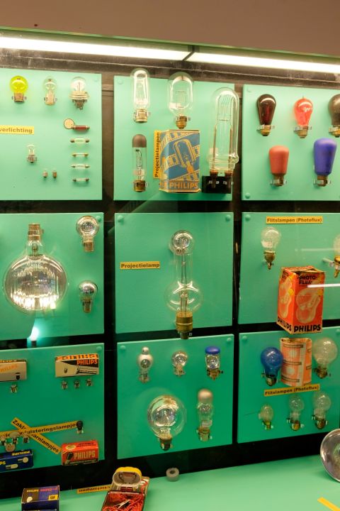 Philips Historische Producten museum Eindhoven (4/53)

Various special lamps on display.


Keywords: Lamps