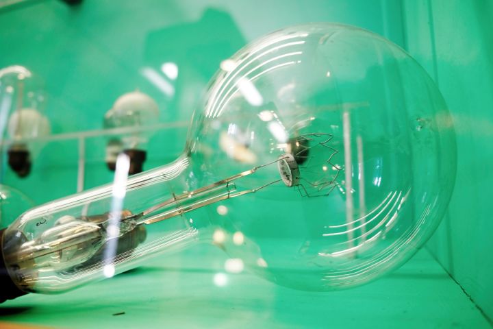 Philips Historische Producten museum Eindhoven (22/52)

Very early gas-filled tungsten filament lamp with a one-sided filament support structure, possibly designed for a use in the base-up position.


Keywords: Lamps