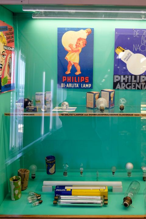 Philips Historische Producten museum Eindhoven (25/52)

Some less usual incandescent lamps with a few promotional posters.


Keywords: Lamps
