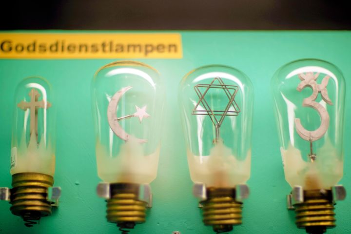 Philips Historische Producten museum Eindhoven (34/52)

Philips used to make a whole range of negative glow lamps for a variety of applications, decorative and not. One famous series was that of the "emblem lamps", which was mostly intended for religious services. From left to right we have the "crucia", the "cresent", the "zion", and the "ohm" lamps, as per Philips's nomenclature. The only missing lamp is the "arrow" type, model 13502.

 
Keywords: Lamps
