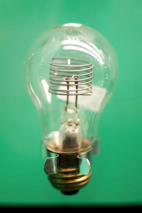 Philips Historische Producten museum Eindhoven (35/52)

Shown here is the Philips variant of the once ubiquitous beehive-electroded neon glow lamp, which was common from the 1910s to the 1960s. A feature unique to the Dutch-made lamp is the presence of a pair of heavy-duty electrodes inside the beehive structure. This is a surge protector which was useful in the model-4687 voltage-regulator tube which used the same electrode-stem assembly.


Keywords: Lamps