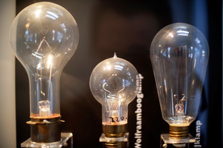 Philips Historische Producten museum Eindhoven (40/52)

Here's a series of special incandescent lamps intended for signaling (left) and scientific/technical applications (center and right). The center lamp is a very peculiar one, it uses an electrical discharge in a low-pressure nitrogen-helium or argon atmosphere to heat up ball-ended tungsten electrodes to a very high temperature. The arc itself is not luminous and the primary source of light is the pair of incandescent electrodes, which forms a point-like source of light useful in optical applications.


Keywords: Lamps
