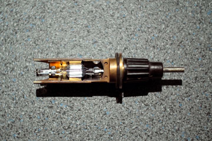 RLOD#23 (2020.05.29) Mid-1950s Philips SPP 800W

The SPP 800W lamp shown here is a pulsed-power mercury capillary arc lamp intended for movie projection applications. Released in the mid-1950s, this is an upgrade over the earlier SPP 500W, featuring a detachable holder with an integrated side mirror, intended for an operation in a water-cooled metal housing provided with a side window. Typical of this technology, the lamp is fed with unipolar current pulses synchronized with the film motion (3 flashes per frame) in order to increase the red output of the mercury arc, and ensure a stable image projection without the need for a rotary disc shutter (thus improving the projector’s optical efficiency). In the present lamp the current pulse culminates at 15 A (2.5 ms full width), resulting in a 6 kW peak power for an average power dissipation of 800 W. The instantaneous output flux exceeds 330 klm, with an average of 44 klm. Unfortunately, these impressive characteristics are counterbalanced by a service life limited to 33 h only, caused by the extreme power load. Because of this limitation movie projectors were equipped with a two-lamps unit to ensure a continuous operation in the advent of burner failure. This, and a limited light color quality, put the SPP at a disadvantage compared to xenon short-arc lamps. As a result, Philips’s pulsed-power mercury lamp technology enjoyed a very limited popularity during its commercial life, which lasted until the 1970s.


Keywords: Lamps